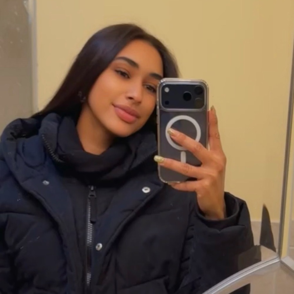 Accepting offers, let’s make a deal 🤝. Happy Poshing!